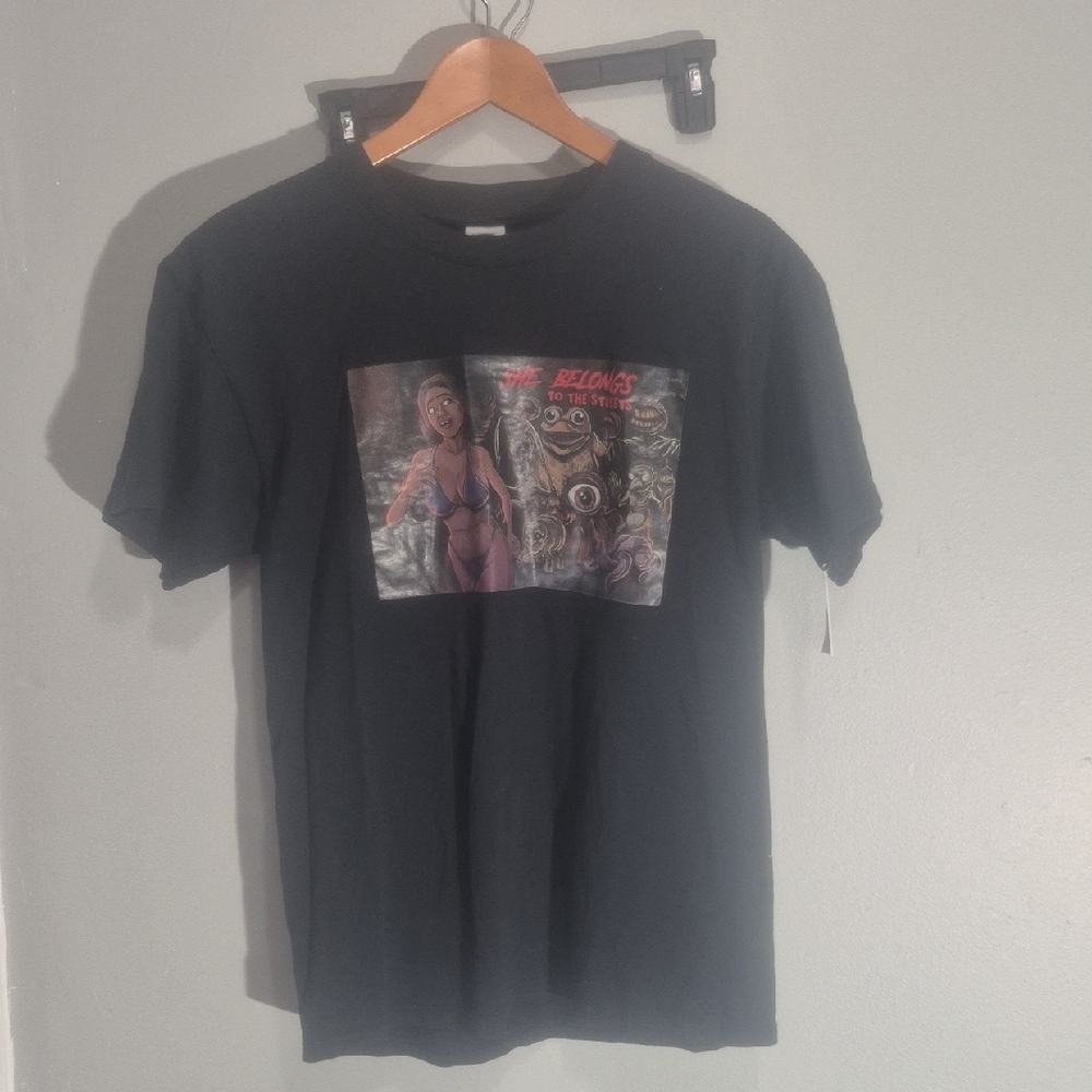 Black Graphic T-Shirt SHE BOLONGS TO THE STREETS - Picture 2 of 4
